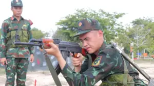 Chiến sĩ mới Trung đoàn Gia Định rèn bản lĩnh trước ngày kiểm tra '3 tiếng nổ'