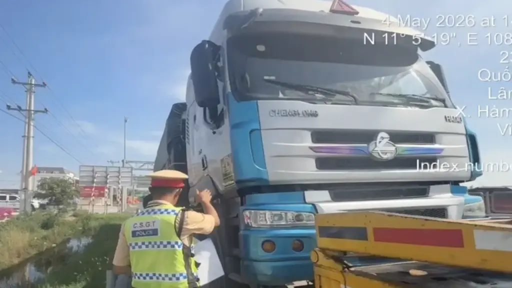 Chở quá tải, không bằng lái, tài xế và chủ xe bị phạt hơn 100 triệu đồng