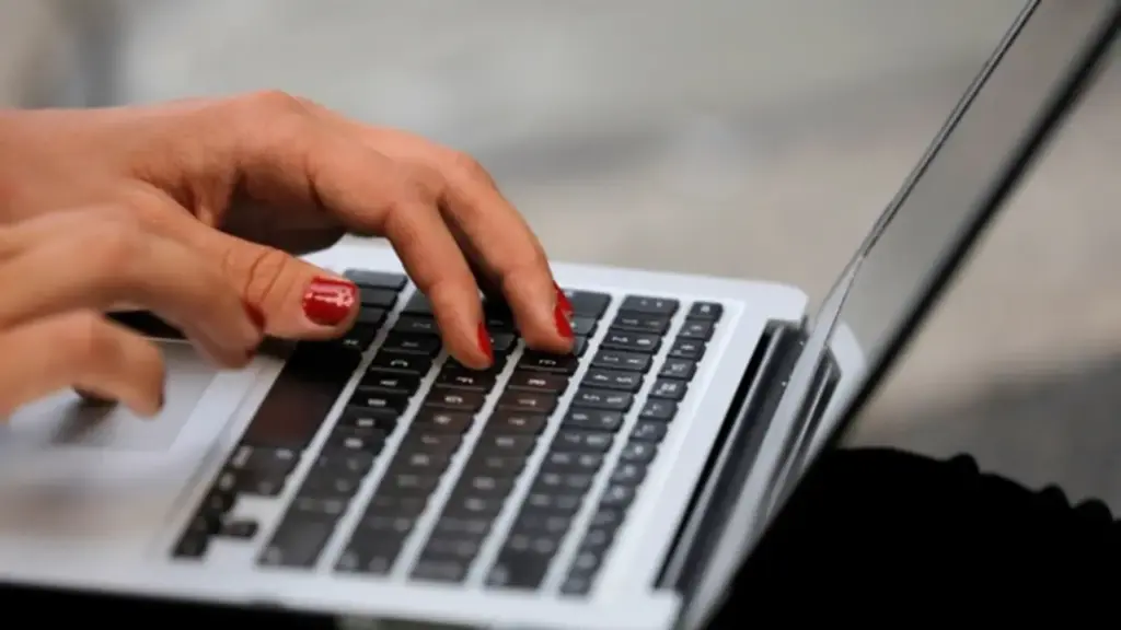 Chọn vỏ nhựa hay kim loại để giúp laptop mát hơn?