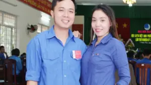 Chuyện tình đẹp bắt đầu từ những chai nước miễn phí trước cổng trường