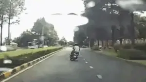 Clip thanh niên lạng lách ở TP.HCM: Người giao xe cũng bị CSGT xử lý