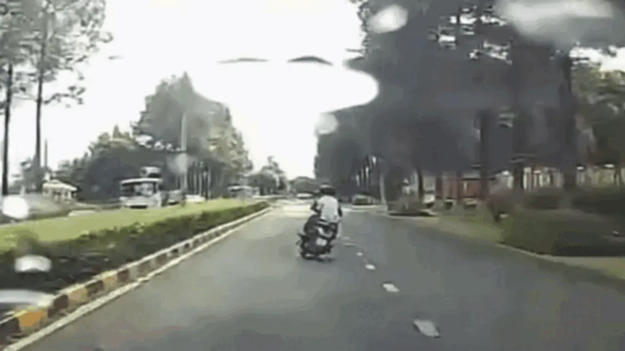 Clip thanh niên lạng lách ở TP.HCM: Người giao xe cũng bị CSGT xử lý