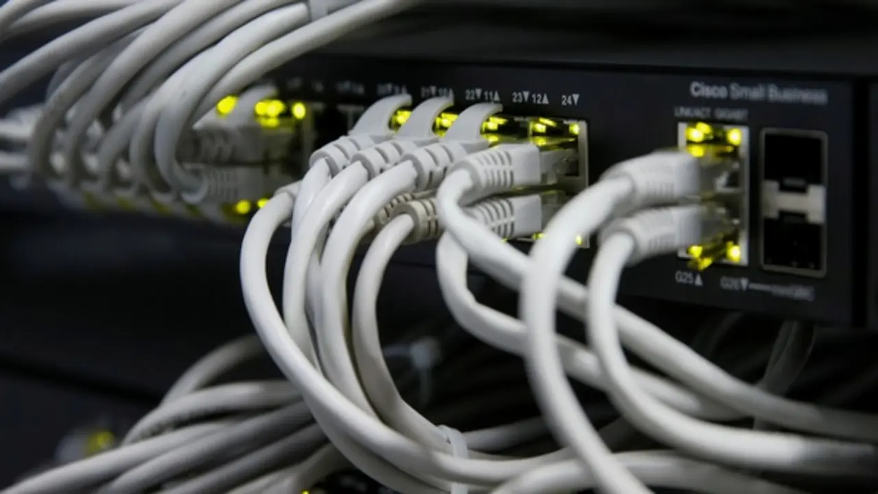 Có cần rút cáp Ethernet khỏi máy tính khi dùng Wi-Fi?