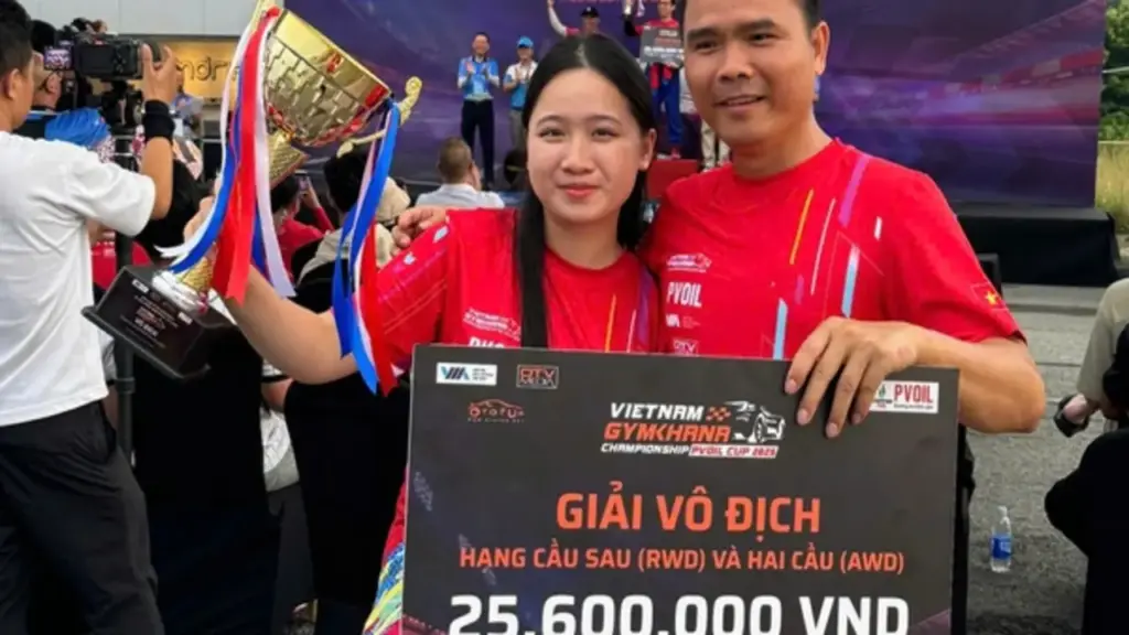 Cô gái gen Z gây sốt đường đua Gymkhana