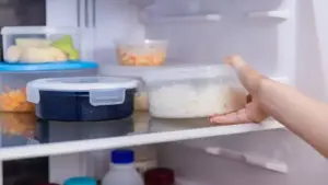 Có nên trữ cơm nguội trong tủ lạnh ăn dần?
