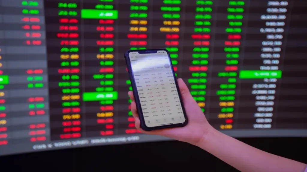 Cổ phiếu Sacombank tăng mạnh, VN-Index vượt mốc 1.900 điểm