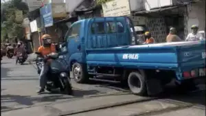 Cố tình vượt rào chắn đang hạ, tài xế xe tải bị tước bằng 2 tháng