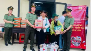 Công an Cần Thơ trao quà, khám bệnh miễn phí tại ‘xóm đạo’ Thạnh An