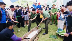 Công an và người dân rộn ràng thi giã bánh dày, nấu cỗ tại ngày hội 'Vì bình yên bản làng'