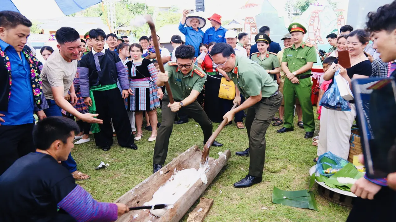 Công an và người dân rộn ràng thi giã bánh giầy, nấu cỗ tại ngày hội 'Vì bình yên bản làng'