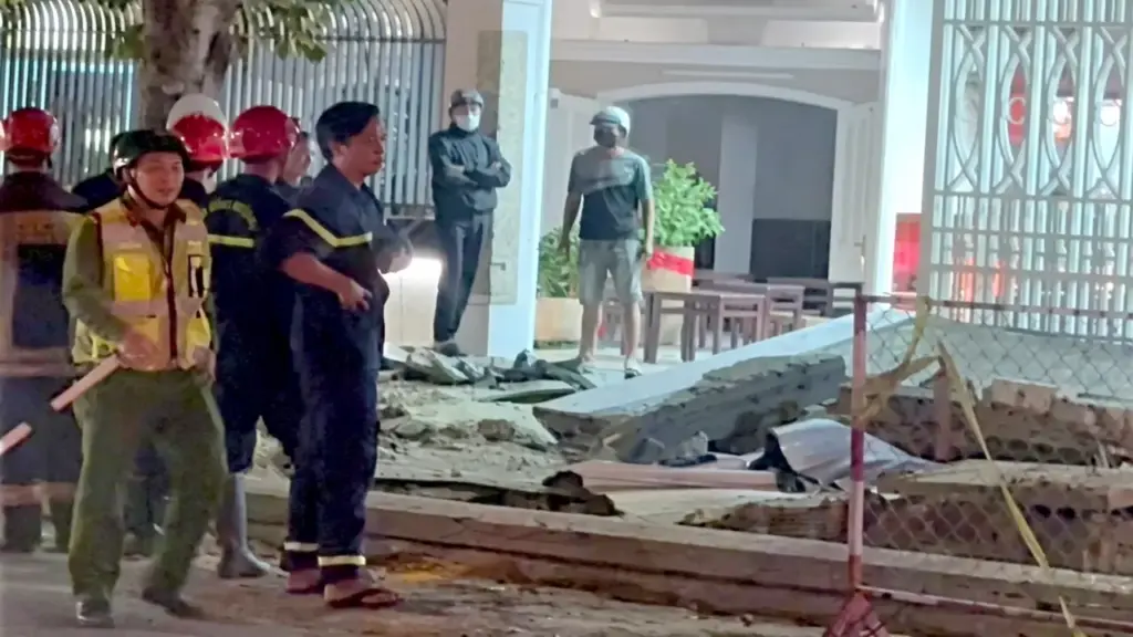 Công nhân làm cống thoát nước bị tường nhà đổ sập gây tử vong ở Đà Nẵng