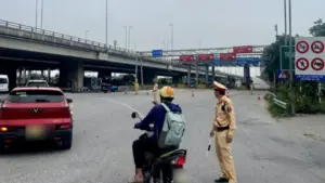 CSGT phân làn từ 40 km, cửa ngõ Hà Nội dễ thở ngày cuối nghỉ lễ