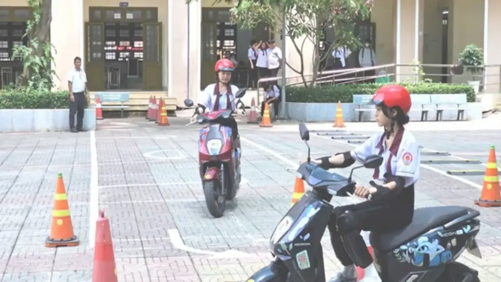 CSGT TP.HCM vào trường dạy học sinh tránh 'điểm mù' xe tải