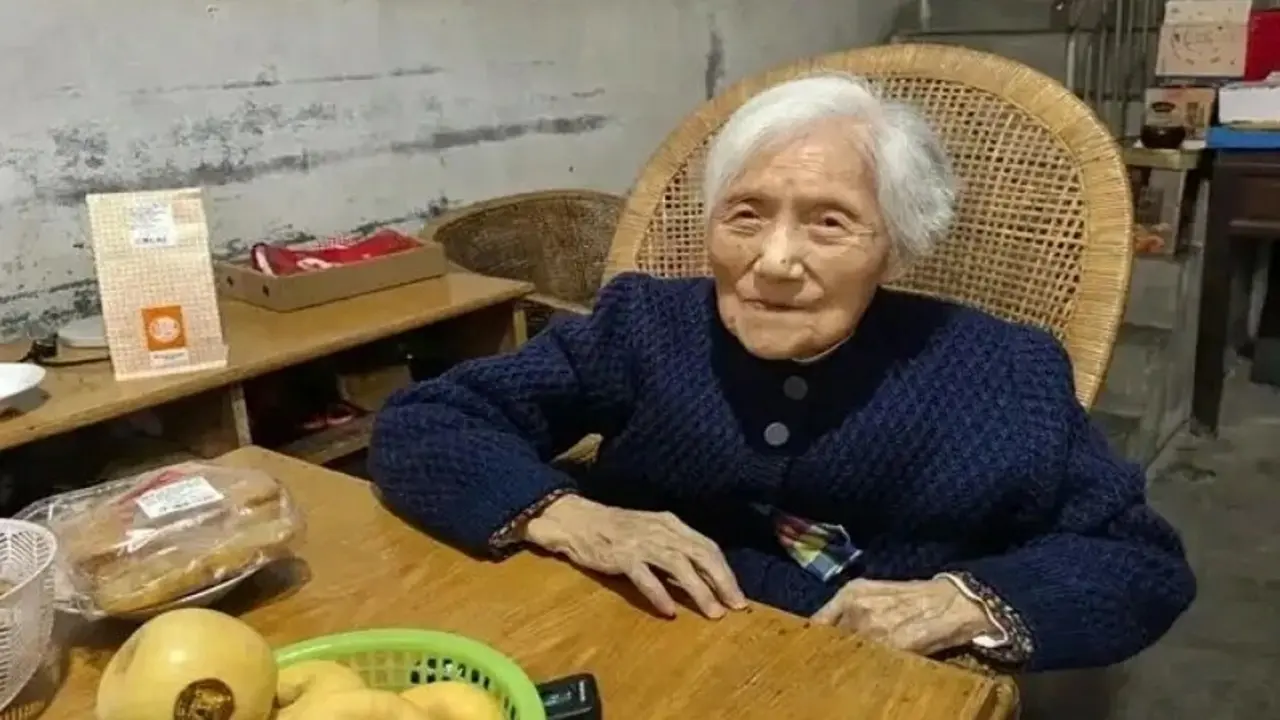 Cụ bà 107 tuổi 'trẻ mãi không già' nhờ bí quyết không ăn đồ thừa