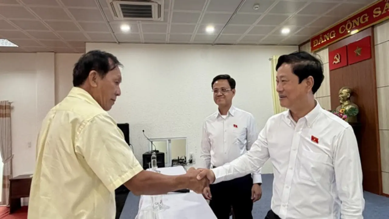 Cử tri TP.HCM đề nghị kiểm soát chặt chẽ rác thải từ pin xe điện