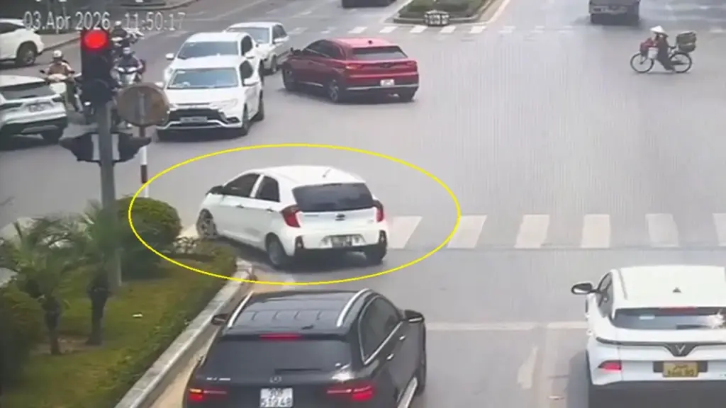 Cục CSGT làm rõ tranh cãi phạt nguội 'quay đầu xe trên vạch người đi bộ'