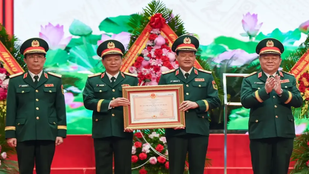 Cục Tuyên huấn đón nhận Huân chương Bảo vệ Tổ quốc hạng nhất