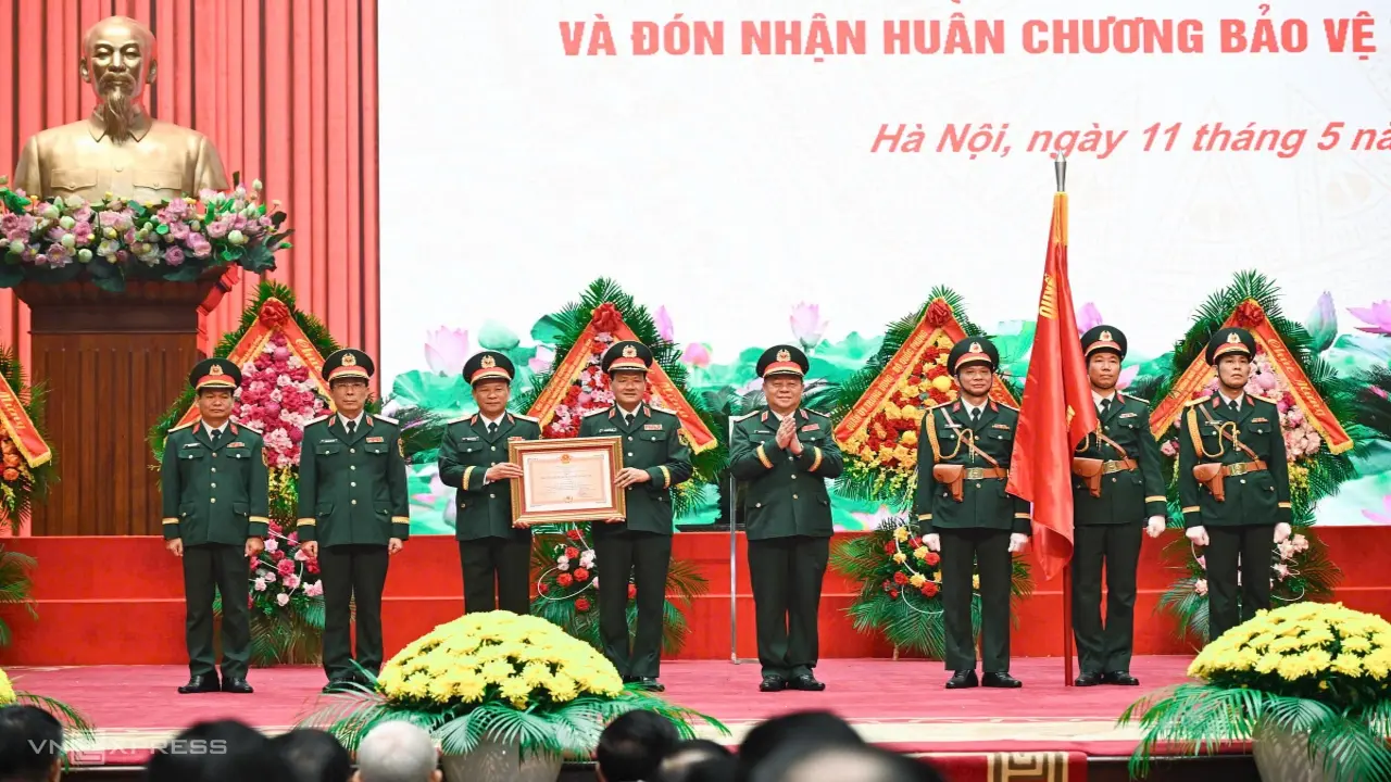 Cục Tuyên huấn nhận Huân chương Bảo vệ Tổ quốc hạng Nhất