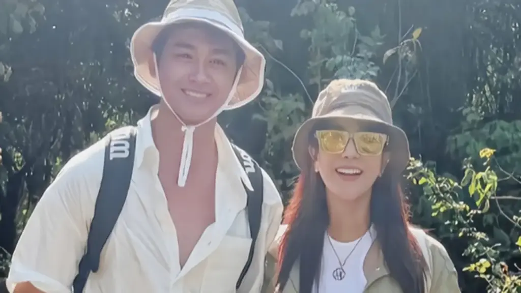 Cựu người mẫu Diệp Lâm Anh và bạn trai kém 11 tuổi "tình tứ" giữa ngày hè
