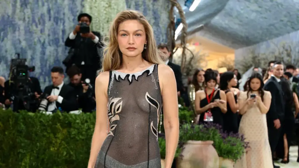 Dàn mỹ nhân diện xuyên thấu, khoe nội y ở Met Gala