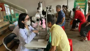 Đang bán hàng, tiểu thương ở chợ được gọi đi... khám mắt
