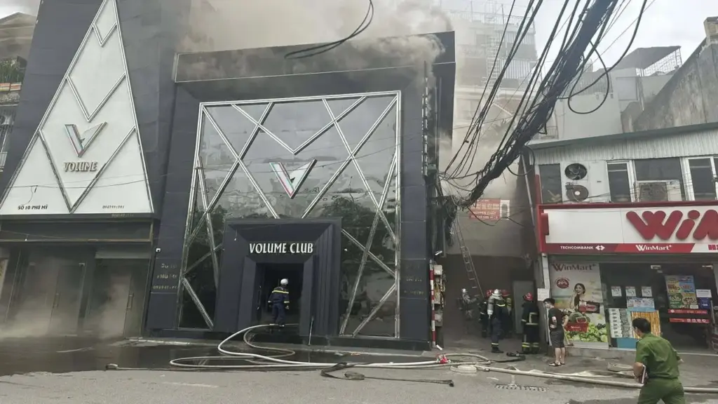 Đang cháy quán bar Volume Club ở Hà Nội
