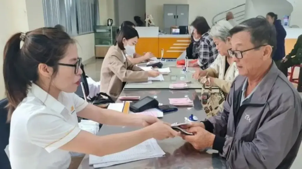 Đang hưởng lương hưu, đi làm lại có phải đóng BHXH tiếp?