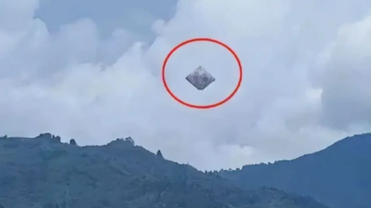 Đang thong thả đi dạo, người dân bỗng phát hiện cảnh tượng "đáng sợ" trên bầu trời