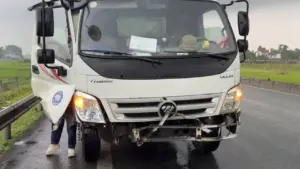 Đất đá rơi trên cao tốc, nhiều ôtô bục lốp