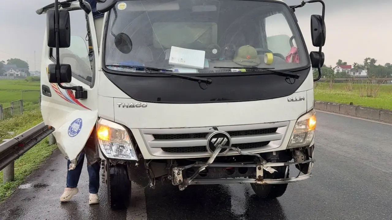 Đất đá rơi trên cao tốc, nhiều ôtô bục lốp