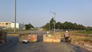Đem các khối bê tông chắn giữa đường ở TP.HCM mà không có cảnh báo