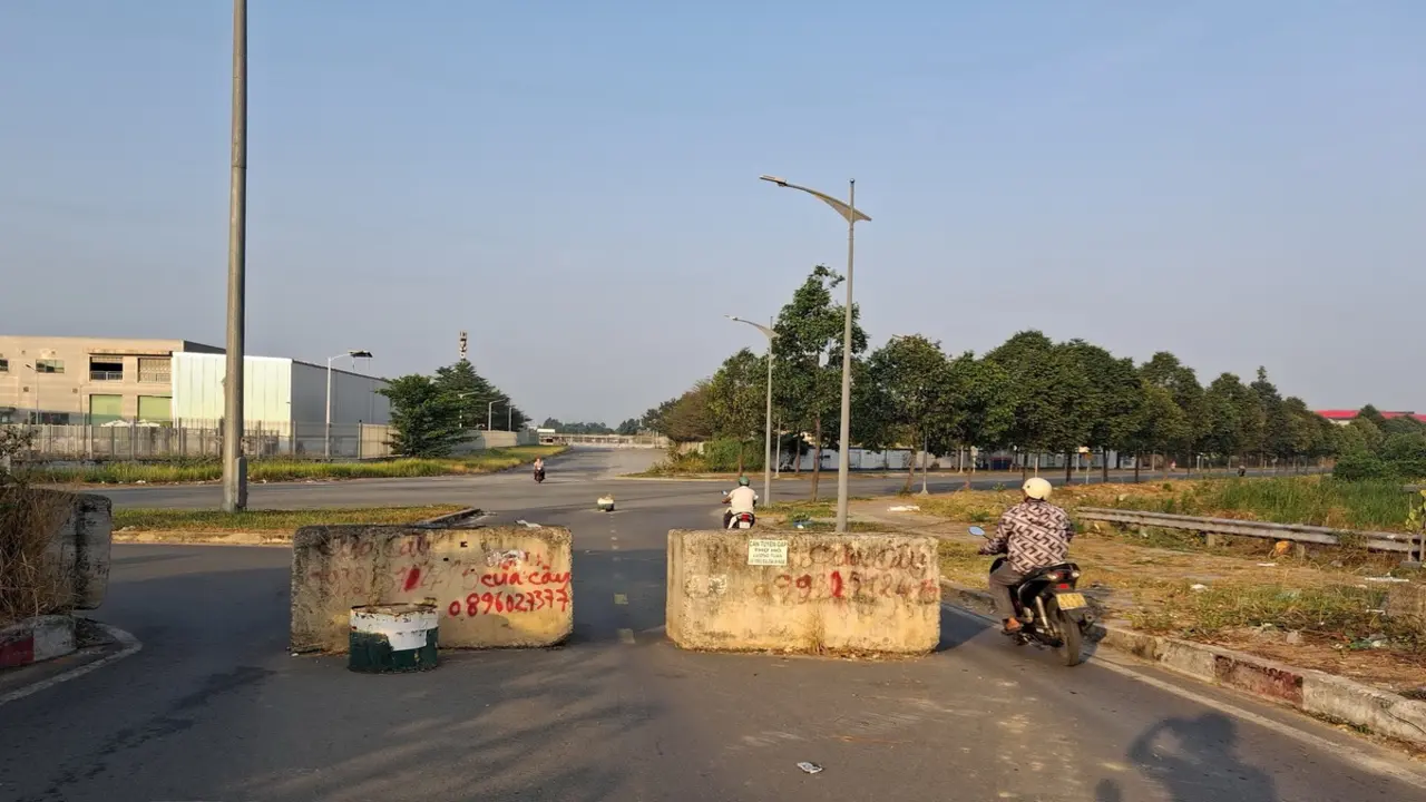 Đem các khối bê tông chắn giữa đường ở TP.HCM mà không có cảnh báo
