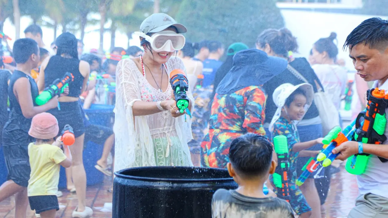 Đến biển Đà Nẵng, du khách vui 'quên lối về' khi tham gia đại chiến súng nước