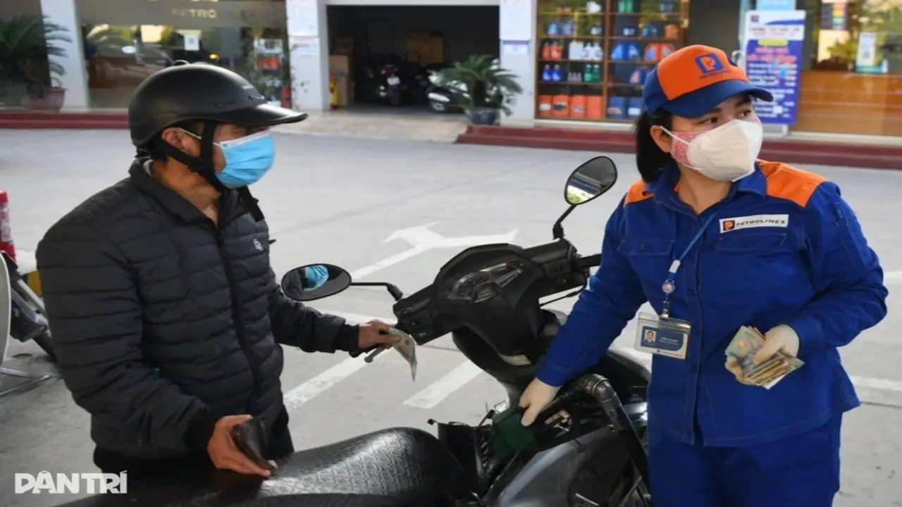 Điều gì khiến giá xăng dầu giảm liên tục?
