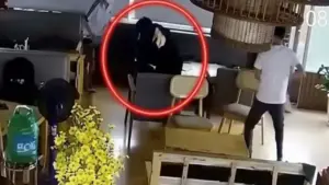 Điều tra nhóm thanh niên mang hung khí vào quán cà phê tấn công khiến 1 người tử vong
