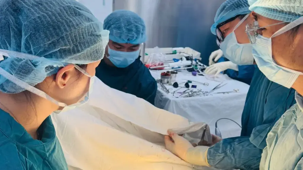 Đồ chơi 'trứng rồng' kẹt trong hậu môn thanh niên