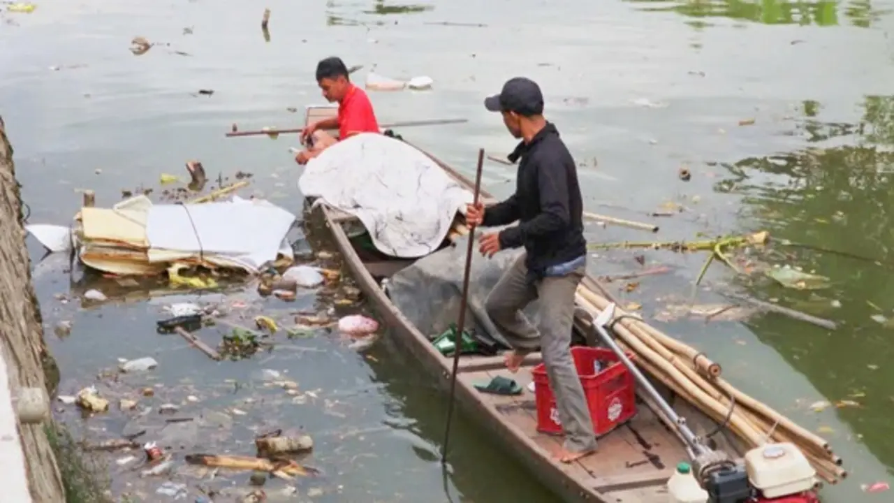 Đổ vỏ chai xuống sông ở Huế, bị lập biên bản và buộc trục vớt