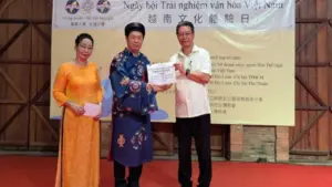 Đoàn khách Đài Loan thích thú mặc áo dài, thưởng thức ẩm thực Việt