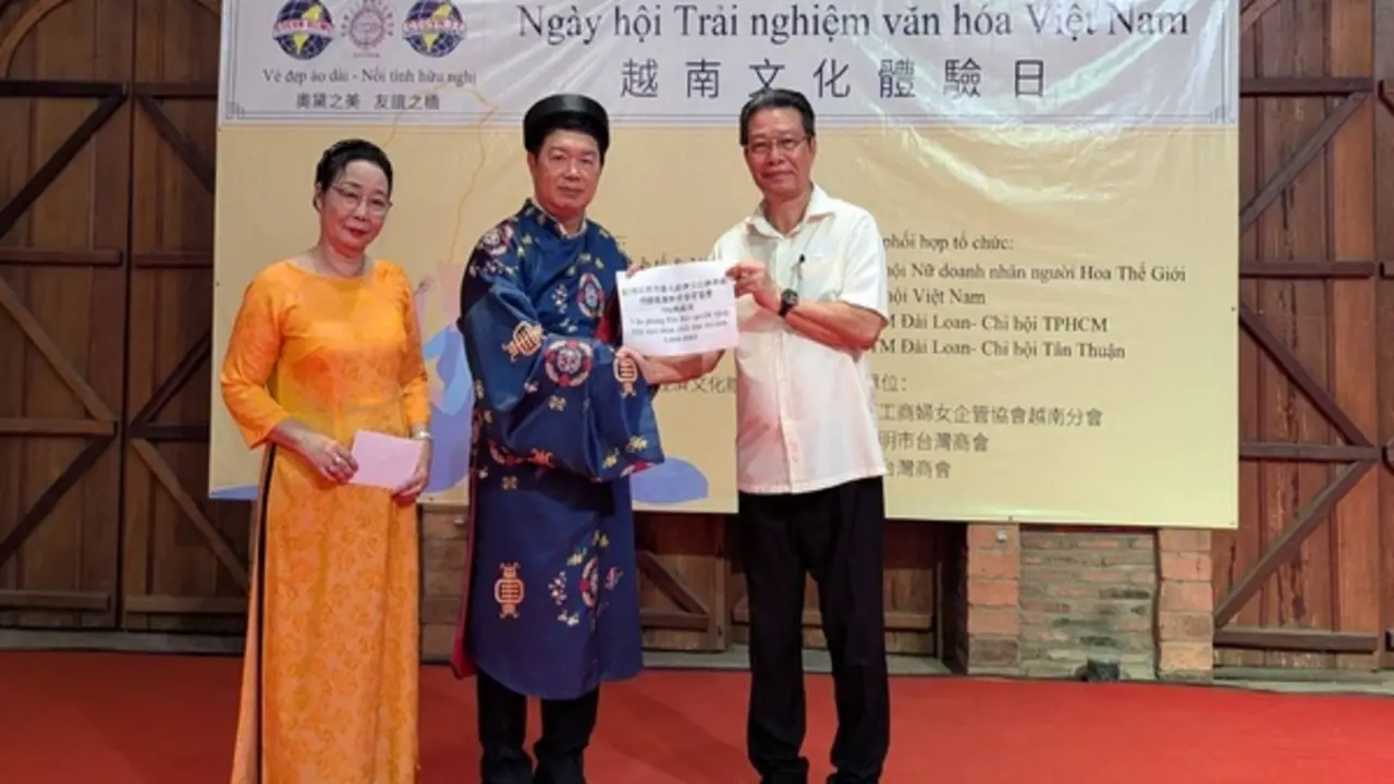Đoàn khách Đài Loan thích thú mặc áo dài, thưởng thức ẩm thực Việt