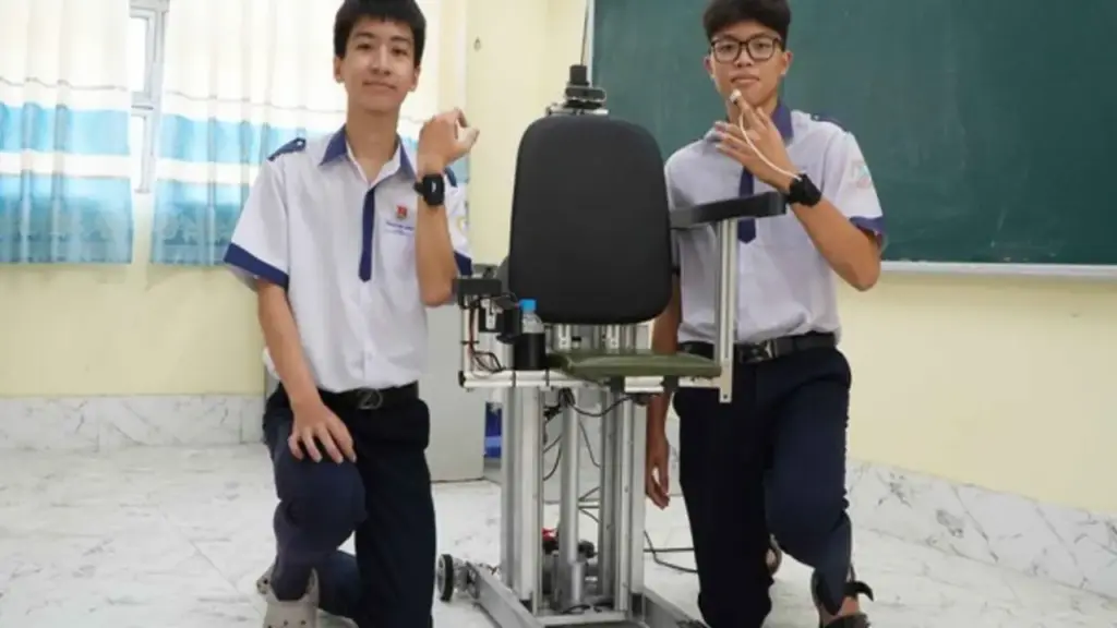 Độc đáo 'ghế thông minh' của 2 học sinh có thể cứu người trong tích tắc