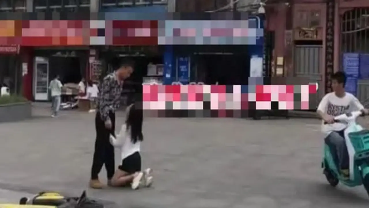 Đôi nam nữ có hành động “kỳ quặc” giữa phố, dân mạng bàn tán xôn xao
