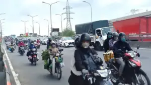 Dòng người từ các tỉnh thành đổ về TP.HCM sau kỳ nghỉ dài