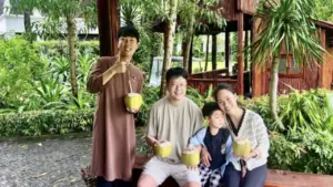 Du khách thích thú tự hái và uống dừa miễn phí