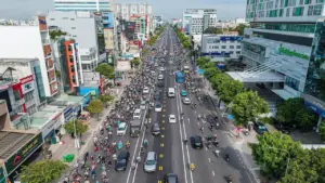 Dùng barie di động nắn dòng xe trên đường đảo chiều đầu tiên ở TP HCM