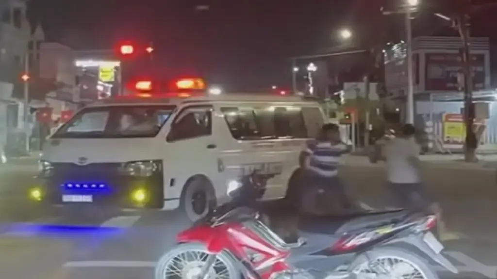 Đuổi theo xe cấp cứu 10 km đòi đánh hai người vừa bị chém