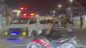 Đuổi theo xe cấp cứu 10 km đòi đánh hai người vừa bị chém