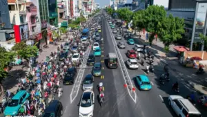 Đường 3 chiều Cộng Hòa: Vì sao phải lắp lại dải phân cách cứng?