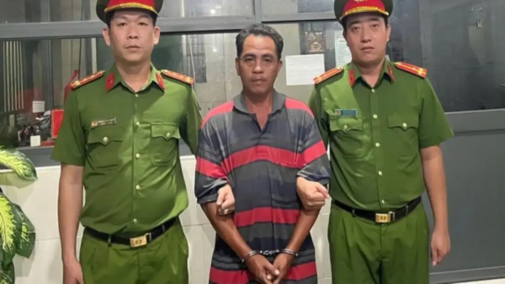 Em dùng ghế tấn công CSGT để giải cứu anh trai vi phạm nồng độ cồn