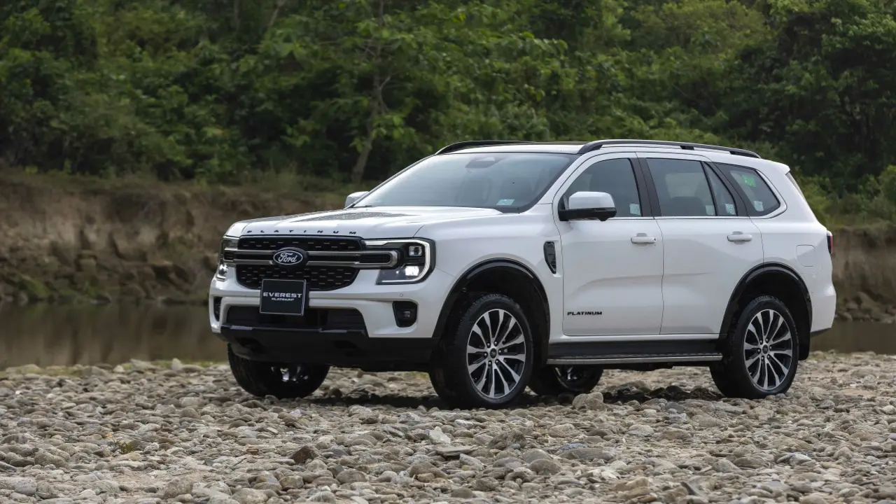 Ford Everest ra mắt bản xăng, giá 1,629 tỷ đồng