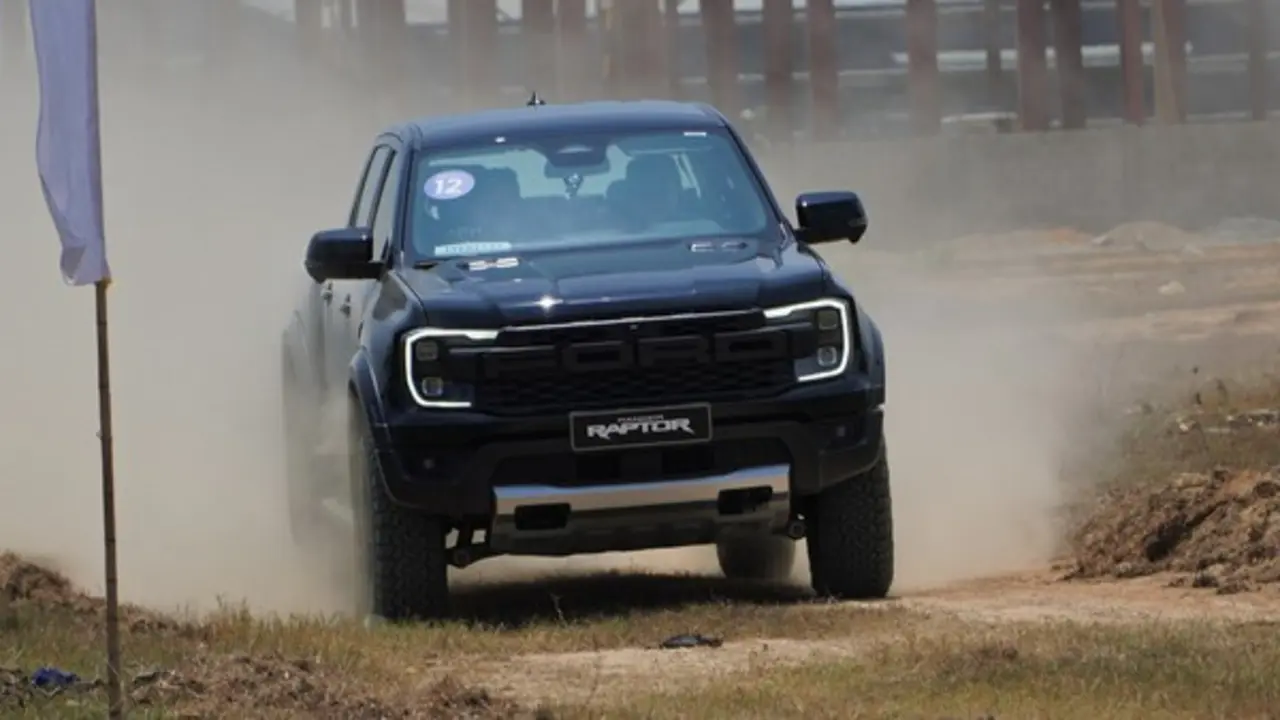 Ford Ranger Raptor máy xăng giá 1,448 tỉ đồng có gì chinh phục 'dân chơi'?